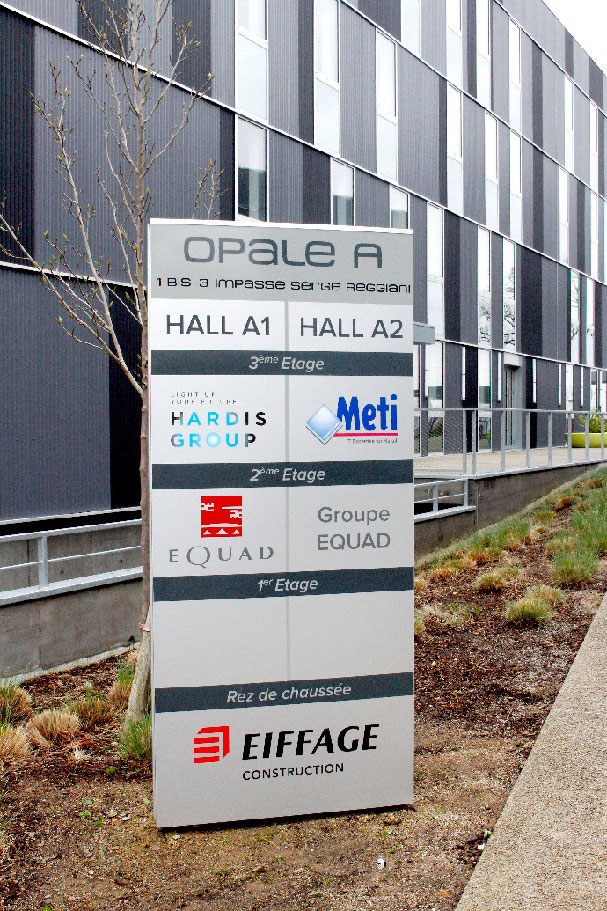 Totem de bureaux réalisé par Guichard Publicité