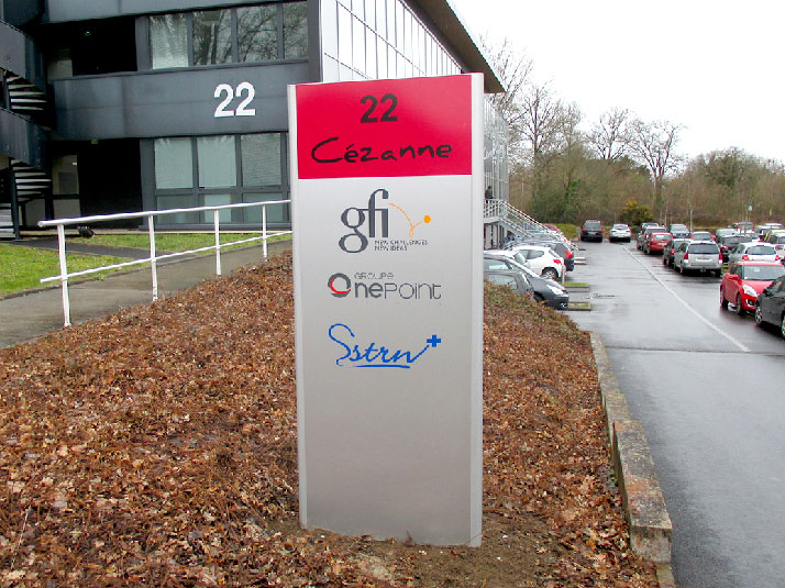 Totem de bureaux avec plusieurs enseignes